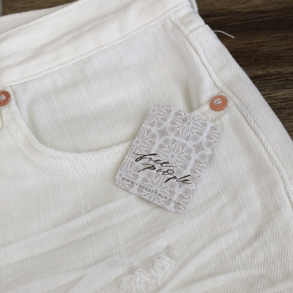 NWT Free People/We The Free Loving Good Vibrations Cutoff Shorts in Spring White - Picture 4 of 11